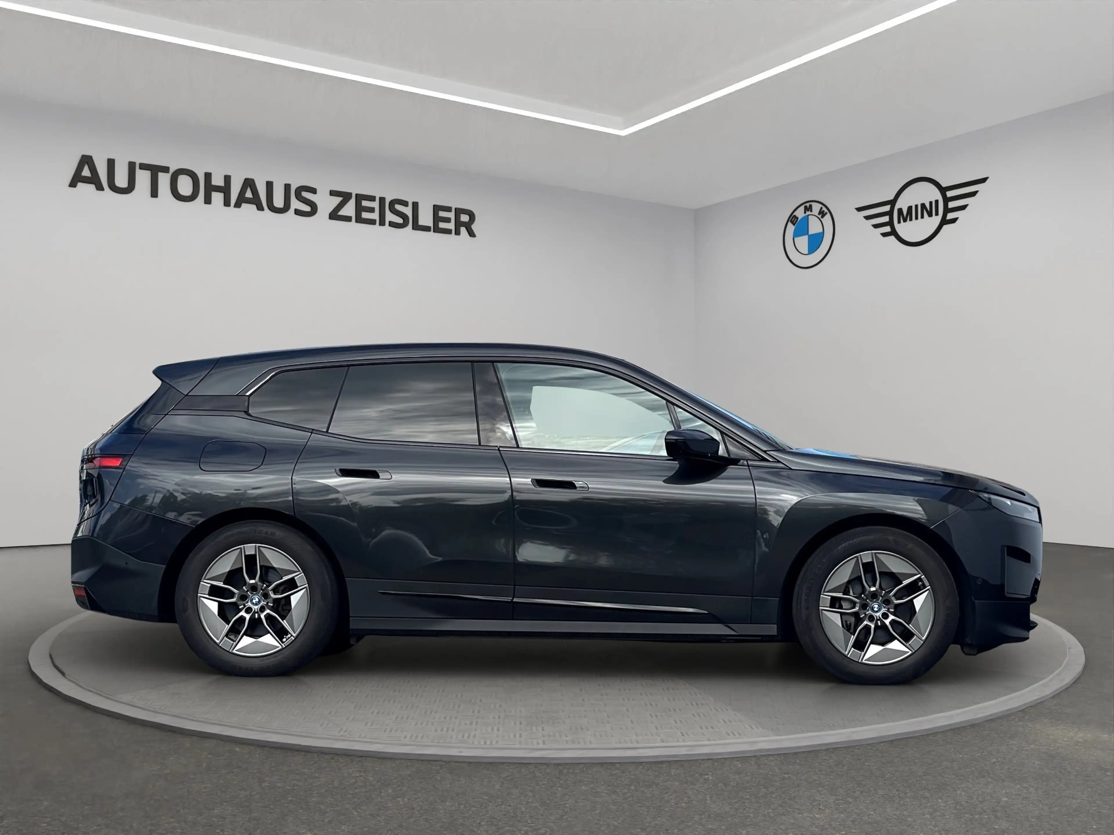 BMW iX xDrive40 PanoDach 360°Kamera HarmanKardon — photo 3