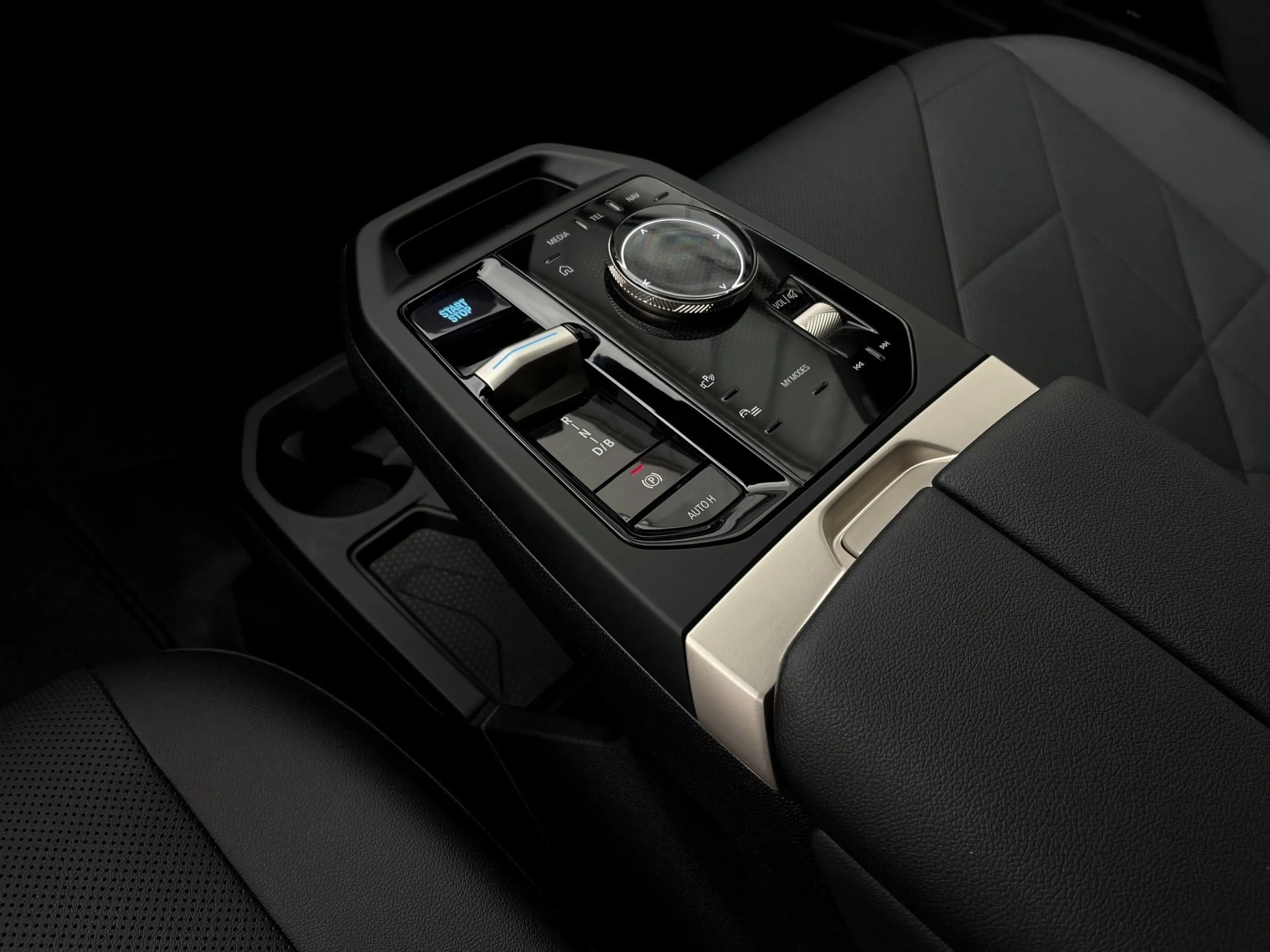BMW iX xDrive40 PanoDach 360°Kamera HarmanKardon — photo 10