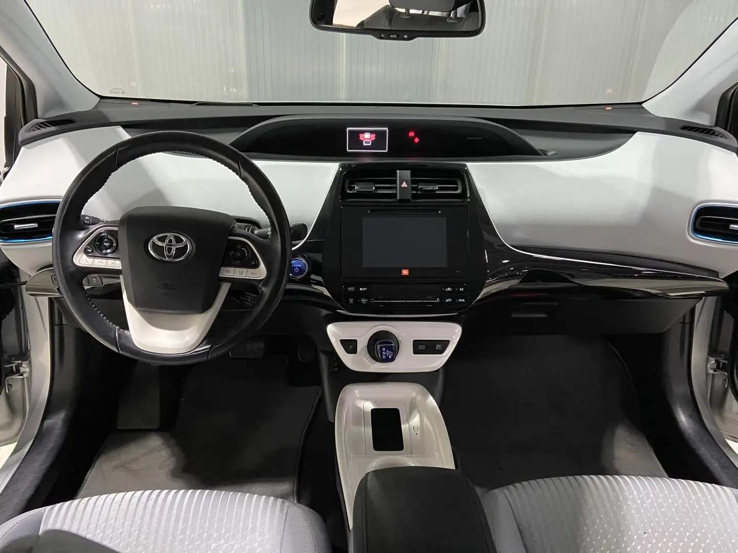 Toyota Prius 1.8 Executive JBL, Camera, Navigatie, Stoelverwarm Grijs - 2