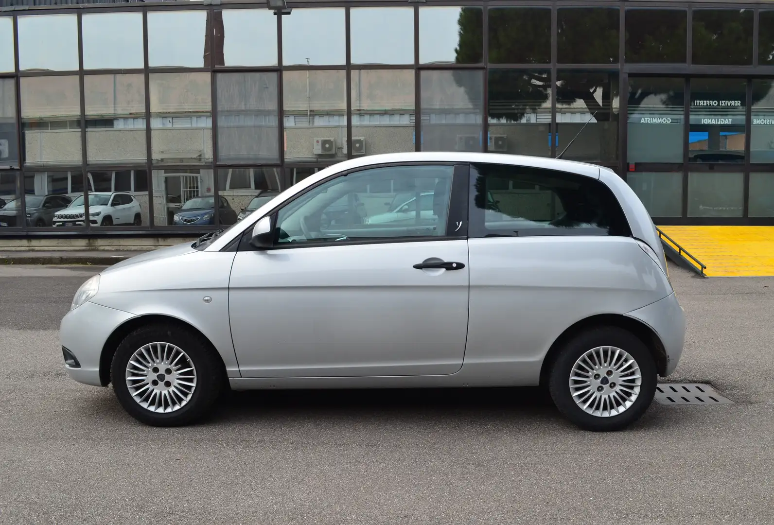Lancia Ypsilon Ypsilon II 1.2 8v Plateado - 2