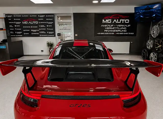Porsche 911 view 11