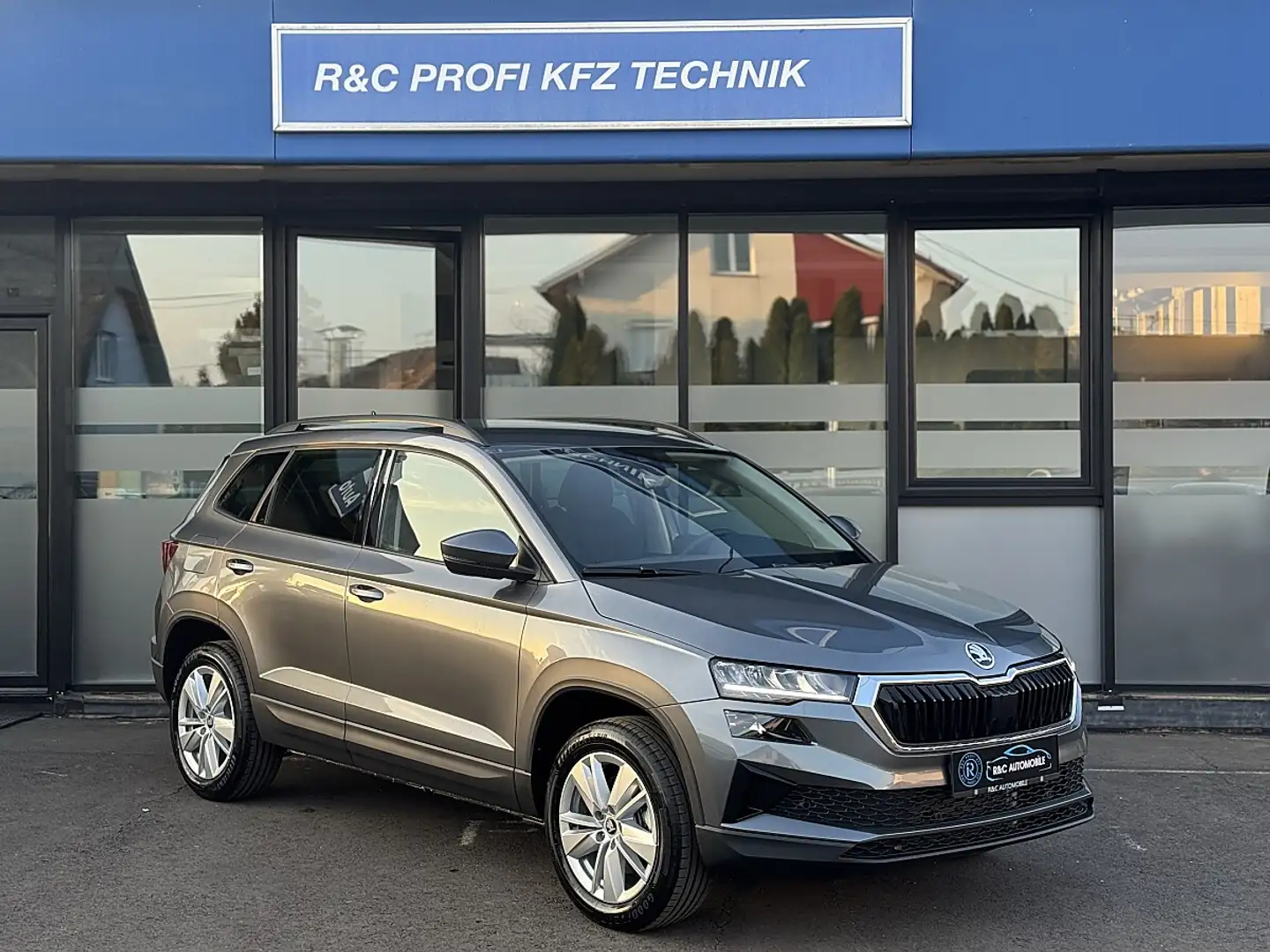 Skoda Karoq 2,0 TDI Selection DSG/3J. Werksgarantie Grau - 1