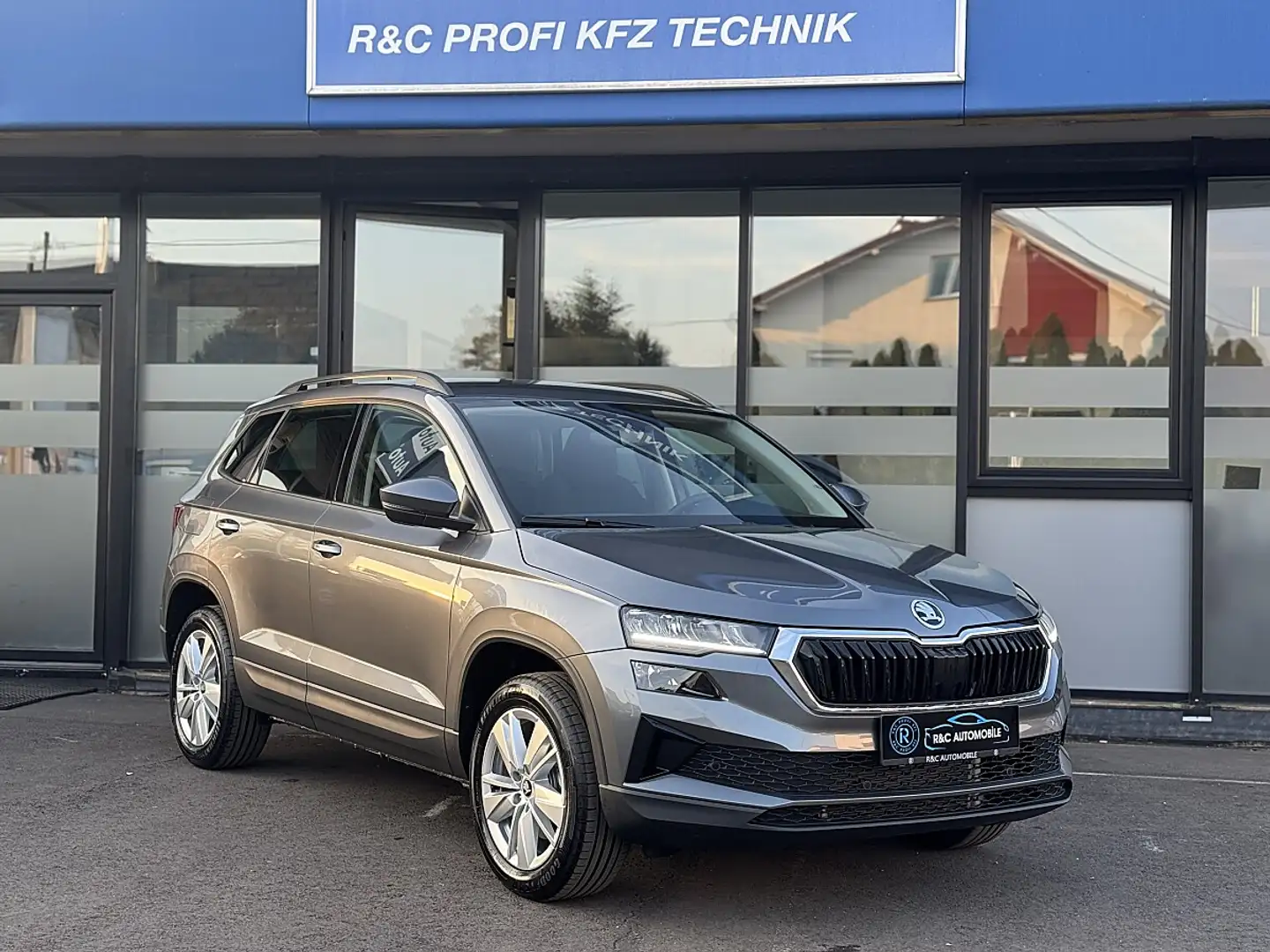 Skoda Karoq 2,0 TDI Selection DSG/3J. Werksgarantie Grau - 2