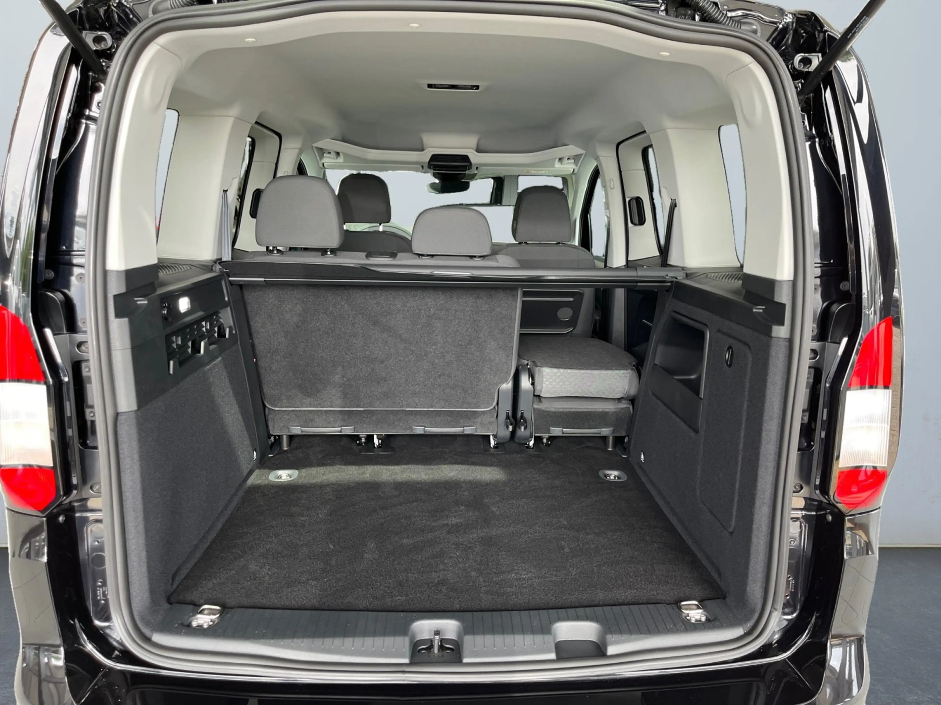 Ford Tourneo Connect Titanium 2.0 EcoBlue DSG TWA+PDC — photo 14