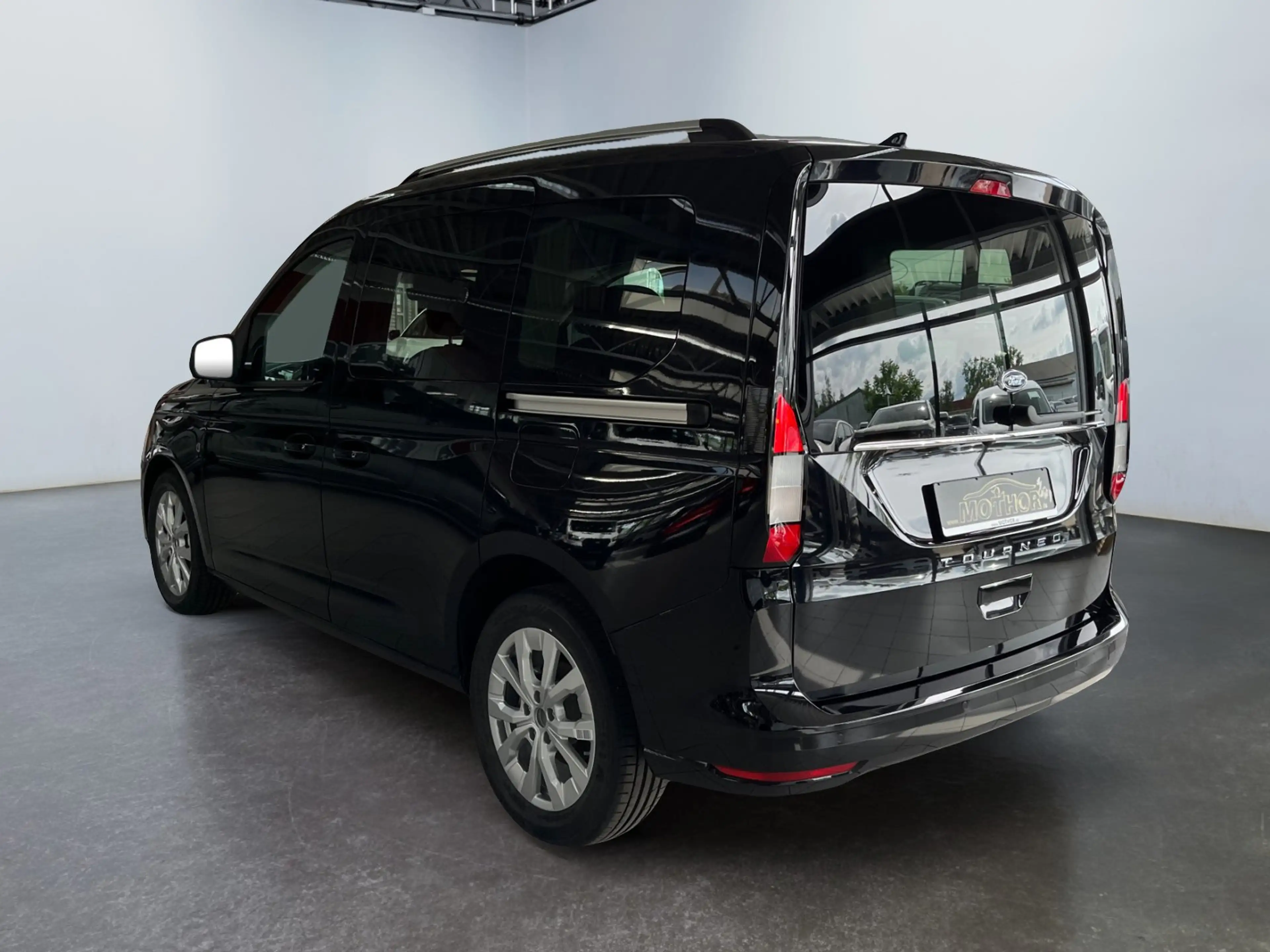 Ford Tourneo Connect Titanium 2.0 EcoBlue DSG TWA+PDC — photo 4