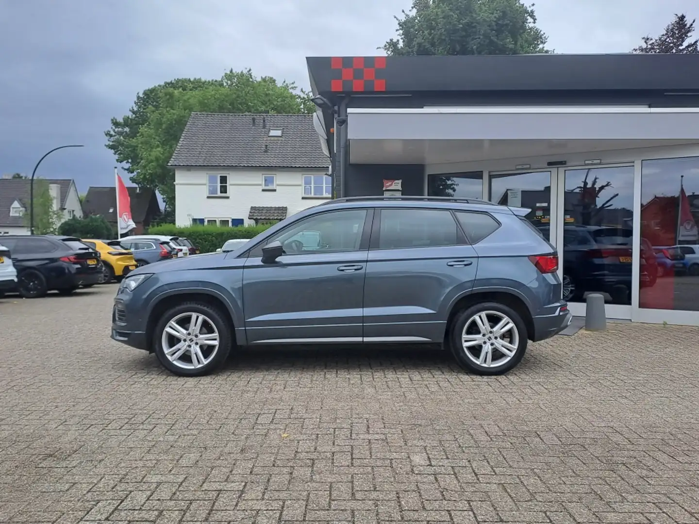 SEAT Ateca 1.5 TSI 150PK FR Business Intense Pano Virtual Fac Grijs - 2