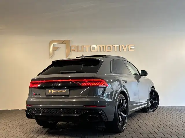 Audi RS Q8 view 3