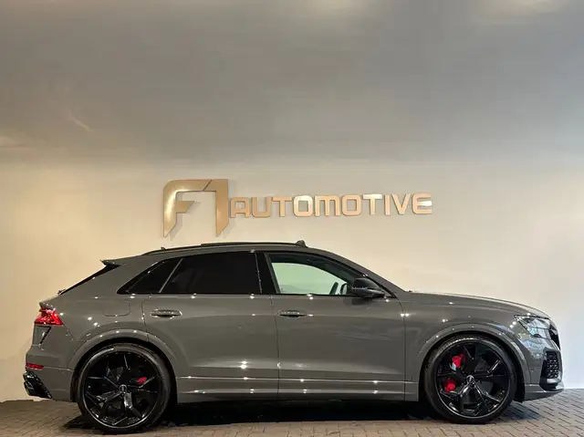 Audi RS Q8 view 10