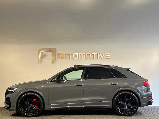 Audi RS Q8 view 12