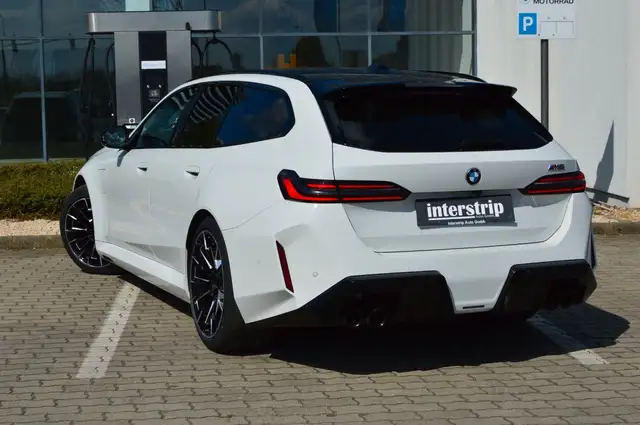 BMW M5 view 4