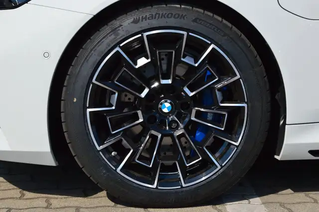 BMW M5 view 7