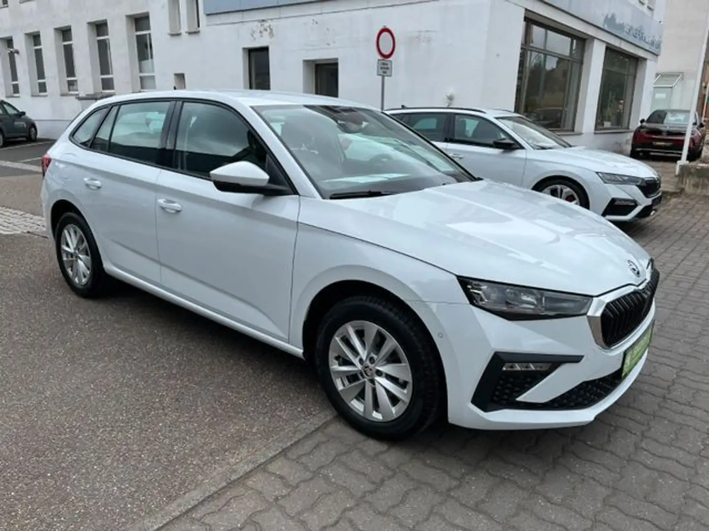 Skoda Scala 1.0 TSI Selection AHK LED SHZ PDC App Weiß - 1