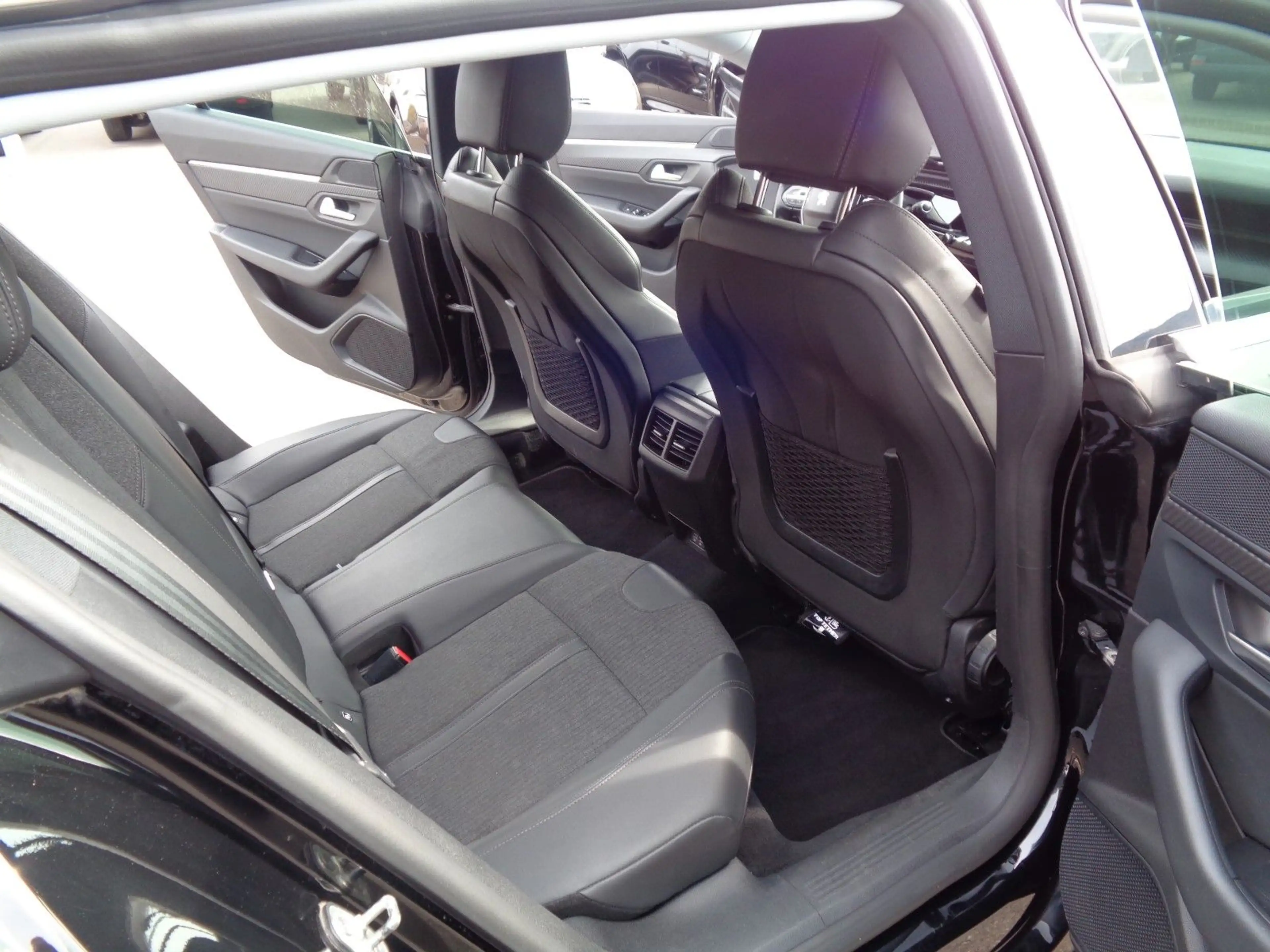 Peugeot 508 SW Hybrid 225 Allure — photo 10
