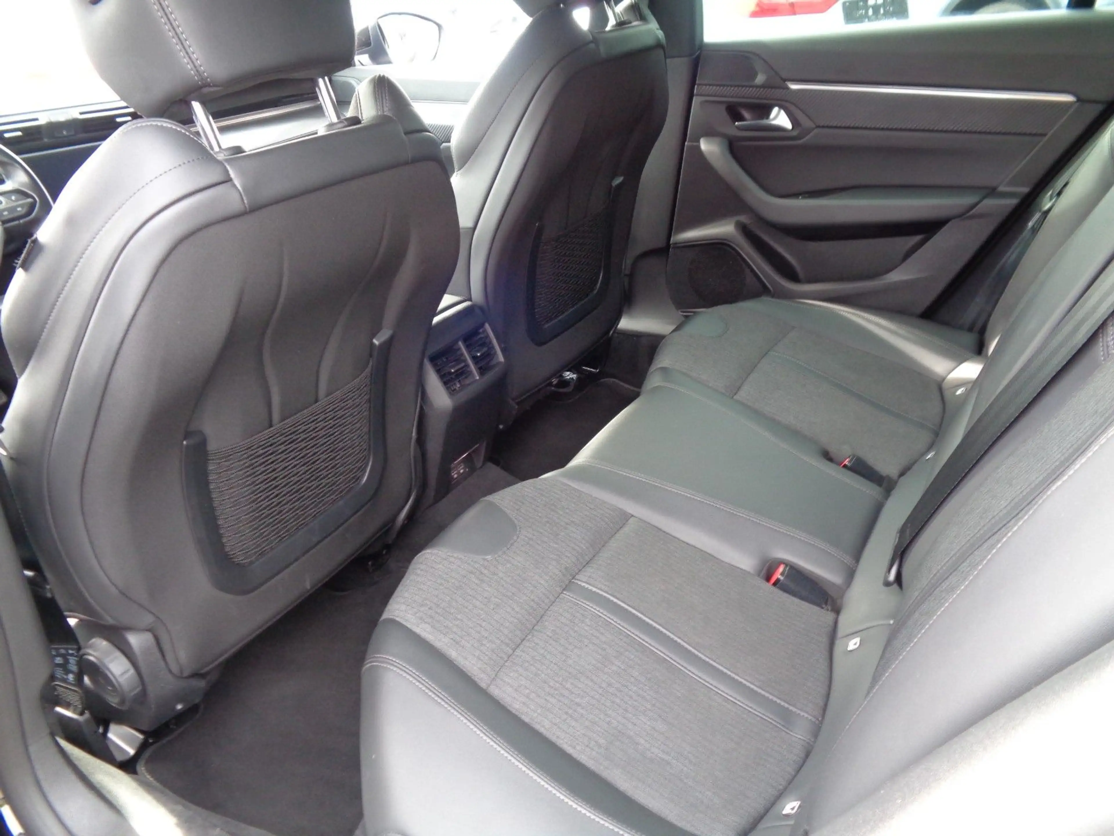 Peugeot 508 SW Hybrid 225 Allure — photo 8