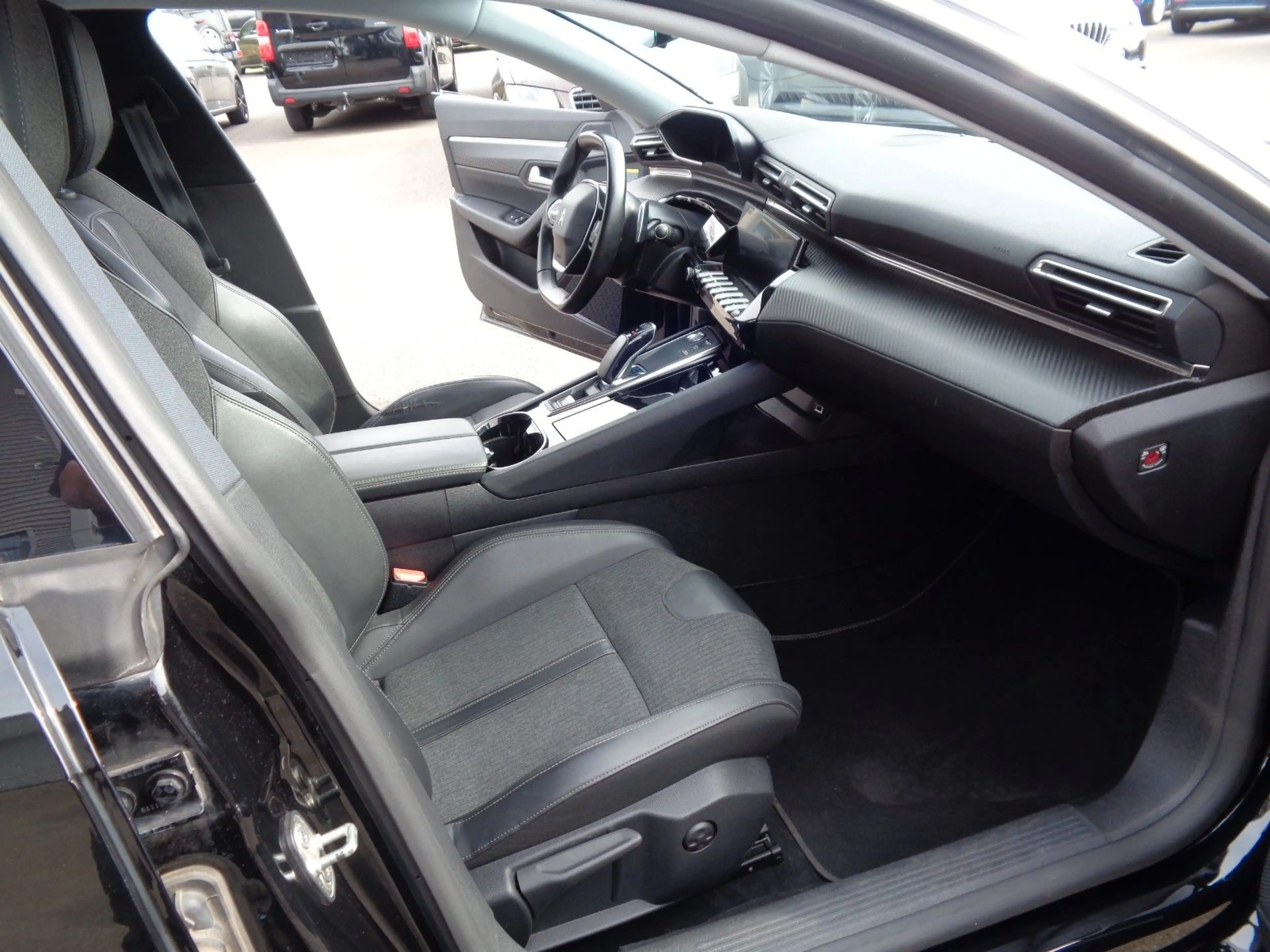 Peugeot 508 SW Hybrid 225 Allure — photo 12