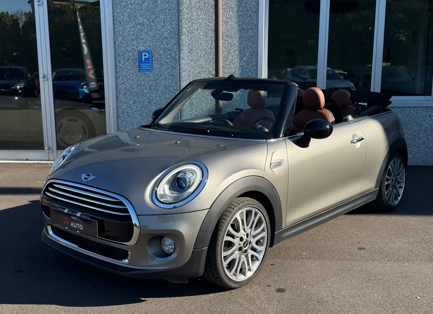 MINI Cooper D Cabrio 1.5 Hype AUTOM. 116 CV Gris - 1