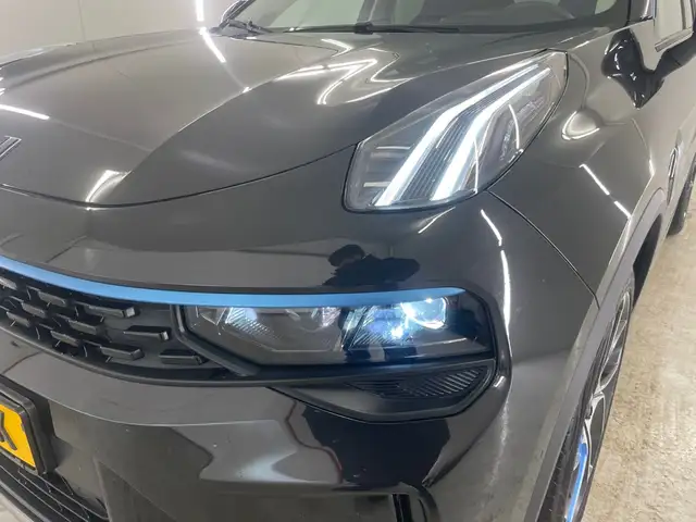 Lynk & Co 01 view 3