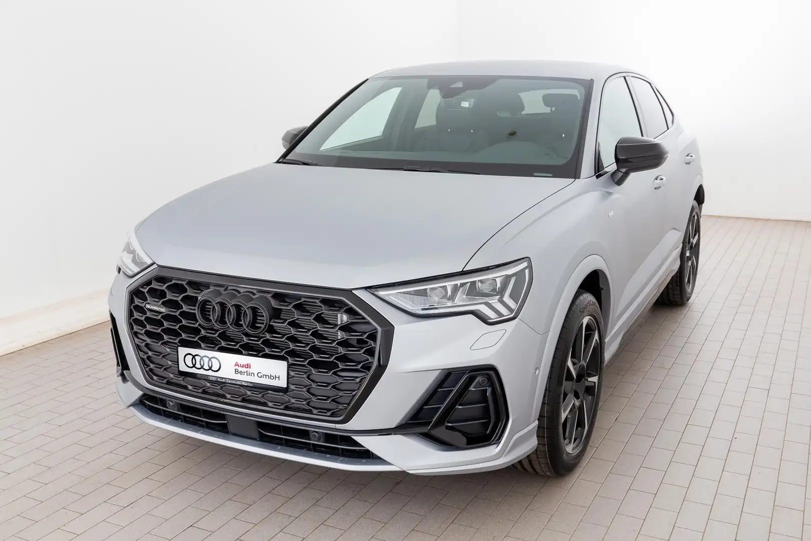 Audi Q3 S line 40 TFSI quattro S tronic Silber - 2