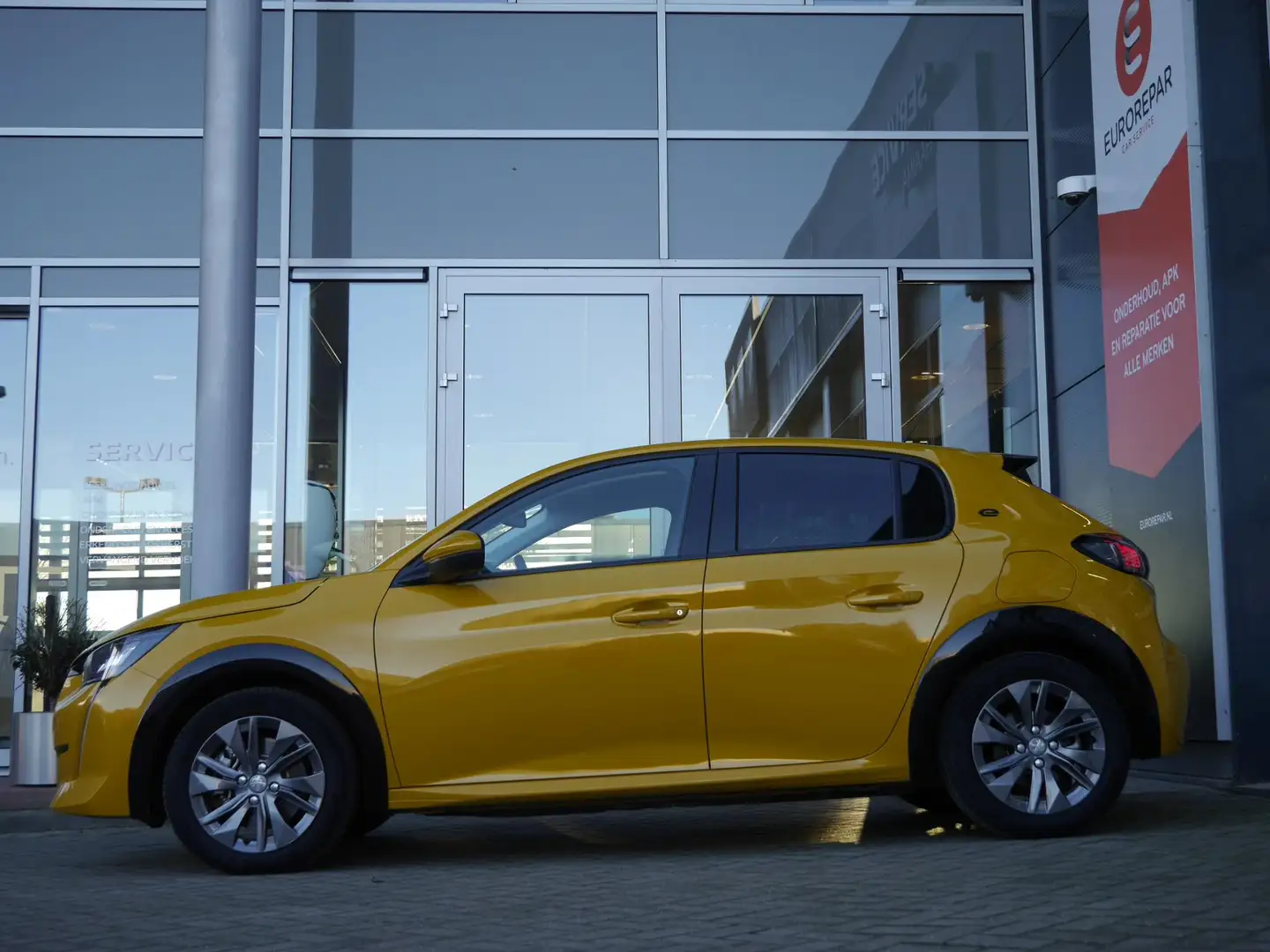 Peugeot e-208 EV Allure Pack 50 kWh | Navigatie | Afneembare tre Jaune - 2