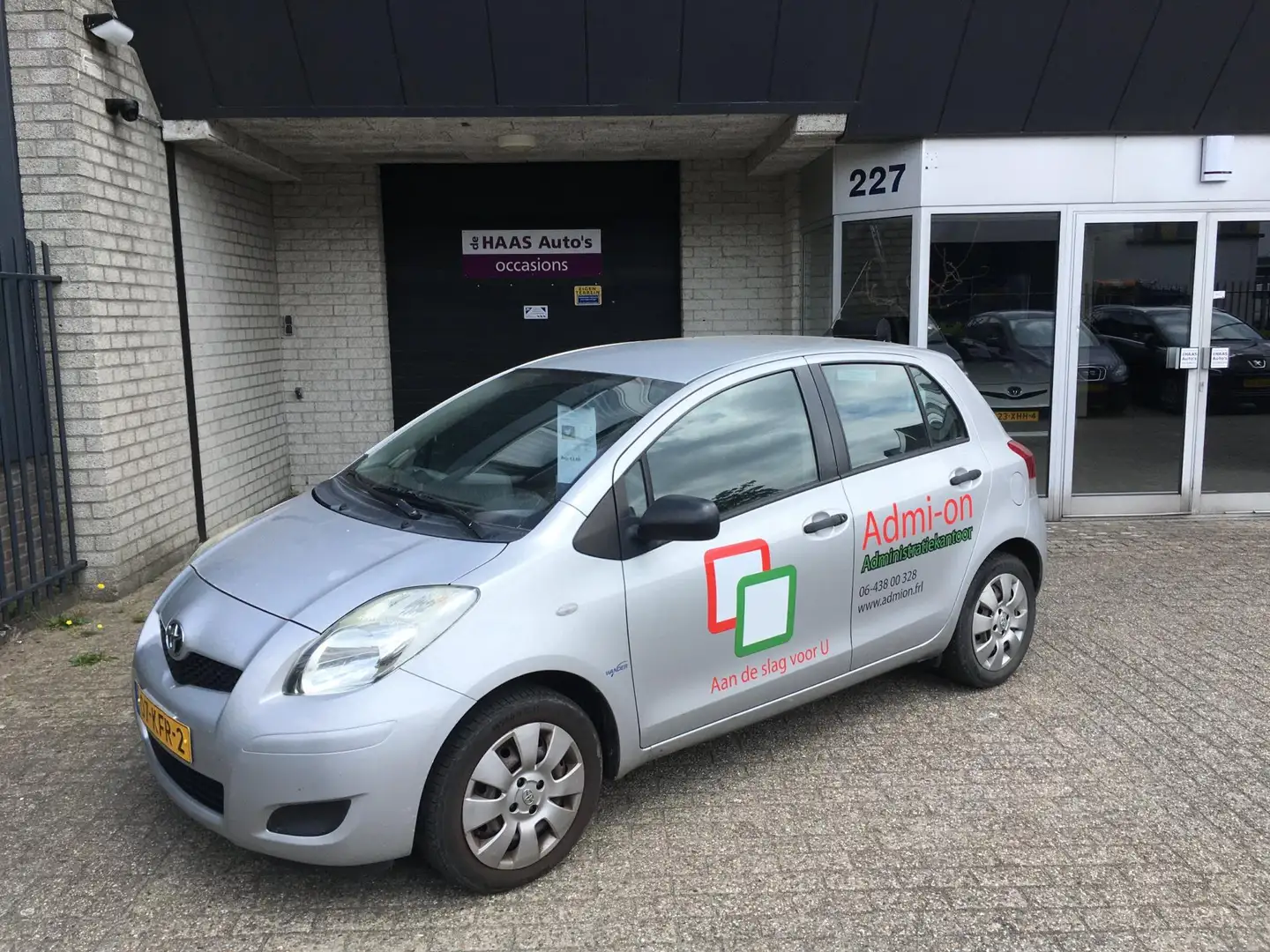 Toyota Yaris 1.3 VVTi Comfort / 5 DEUREN / METALLIC LAK / APK 1 Grau - 1