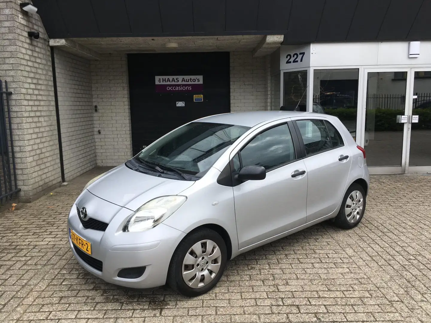 Toyota Yaris 1.3 VVTi Comfort / 5 DEUREN / METALLIC LAK / APK 1 Grigio - 1