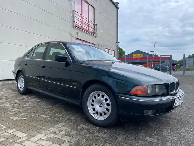 BMW 5 Series view 8