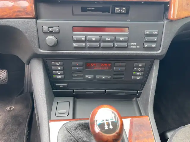 BMW 5 Series view 14