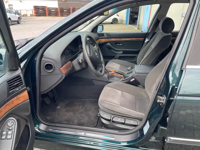 BMW 5 Series view 12