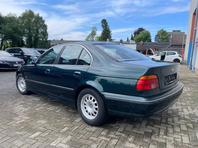 BMW 5 Series view 4