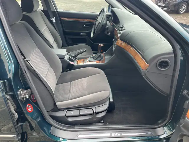 BMW 5 Series view 9