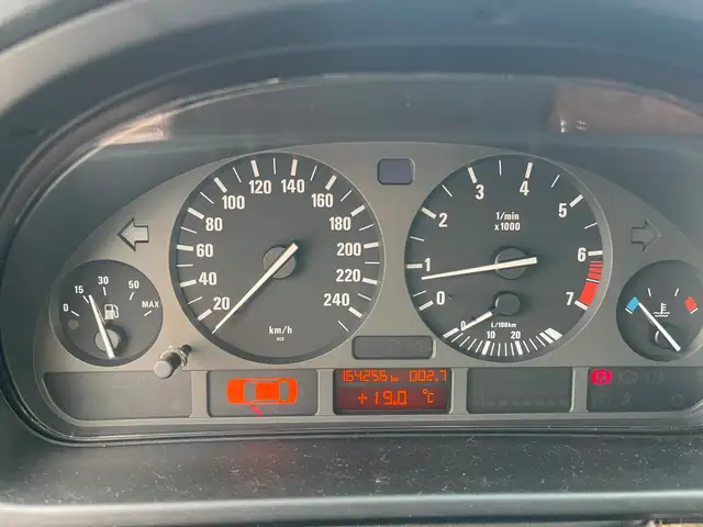 BMW 5 Series view 13