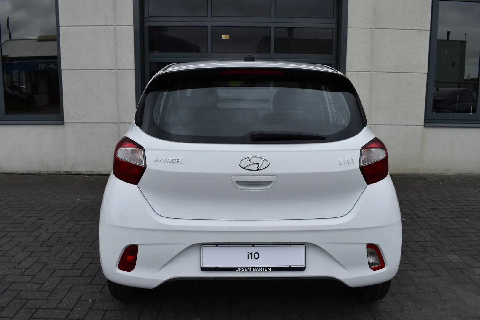 Hyundai i10 1.0 Comfort 5-zits VAN €20.495,-  VOOR €18.850 White - 2