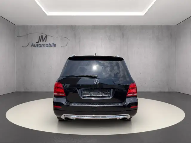 Mercedes-Benz 220 view 2