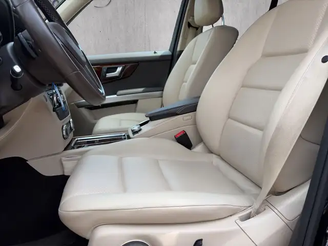 Mercedes-Benz 220 view 9