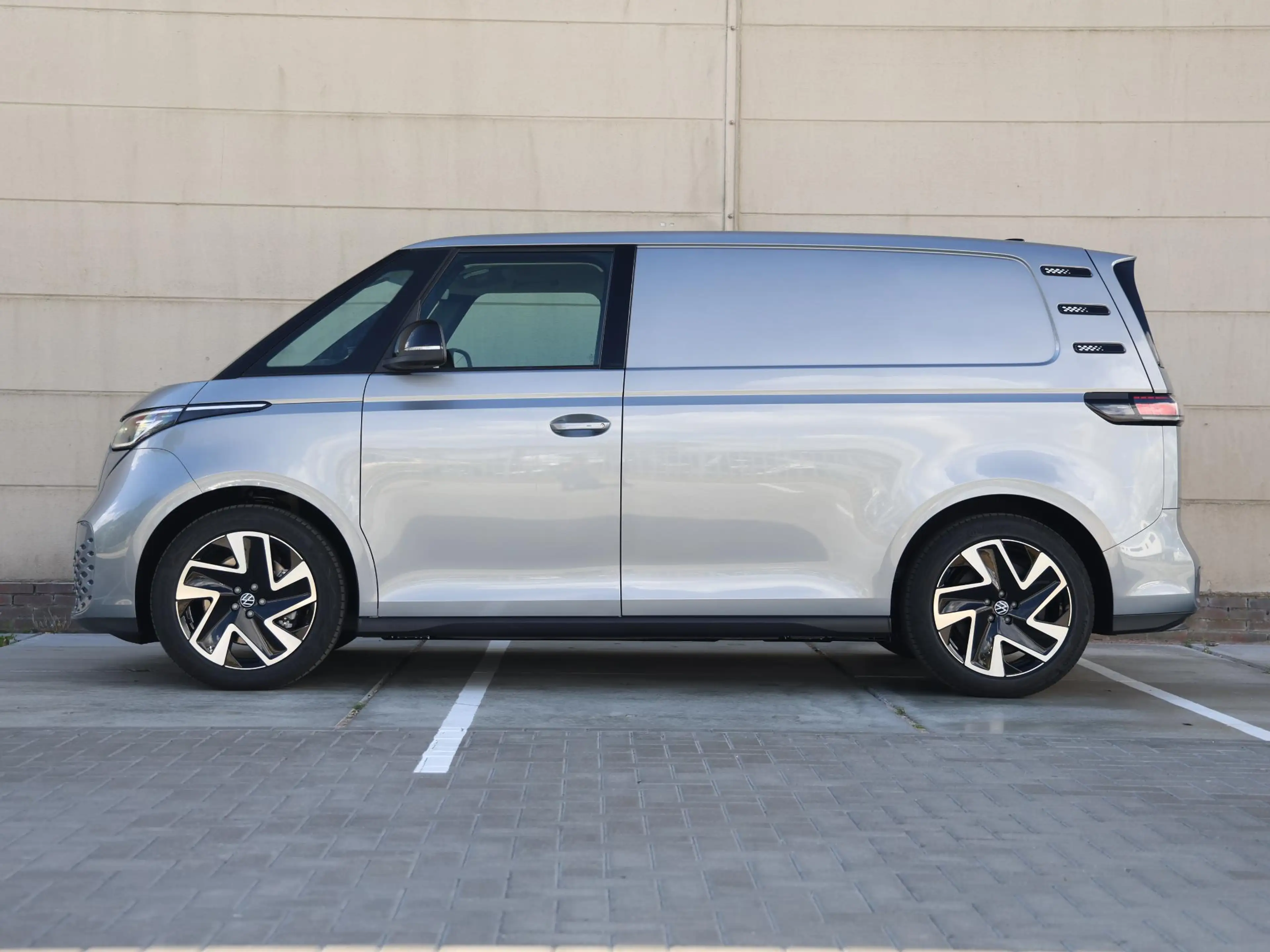 Volkswagen ID. Buzz Cargo Bulli Limited Edition Elektromotor 210 kW (286 pk) — photo 10