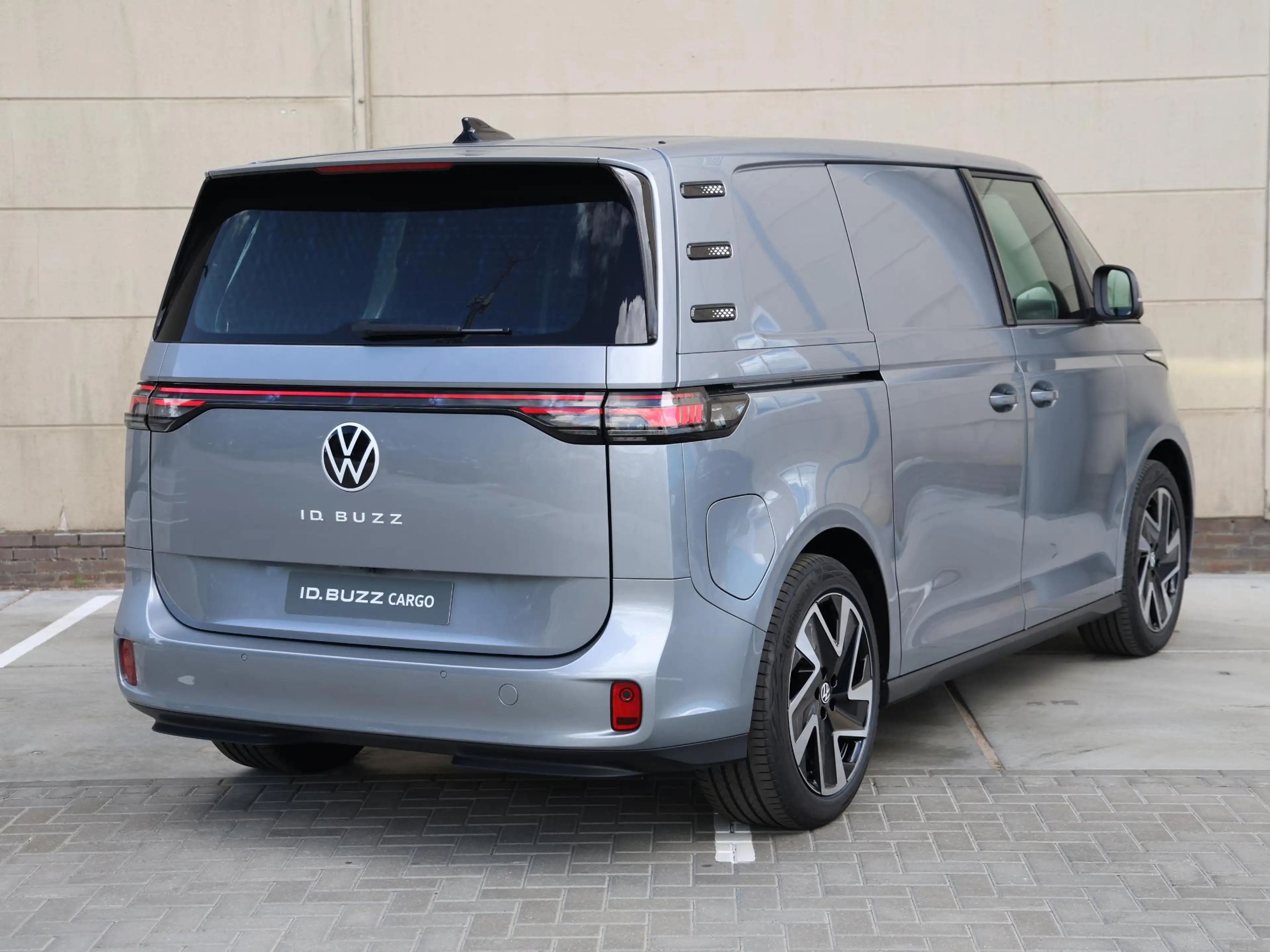Volkswagen ID. Buzz Cargo Bulli Limited Edition Elektromotor 210 kW (286 pk) — photo 5