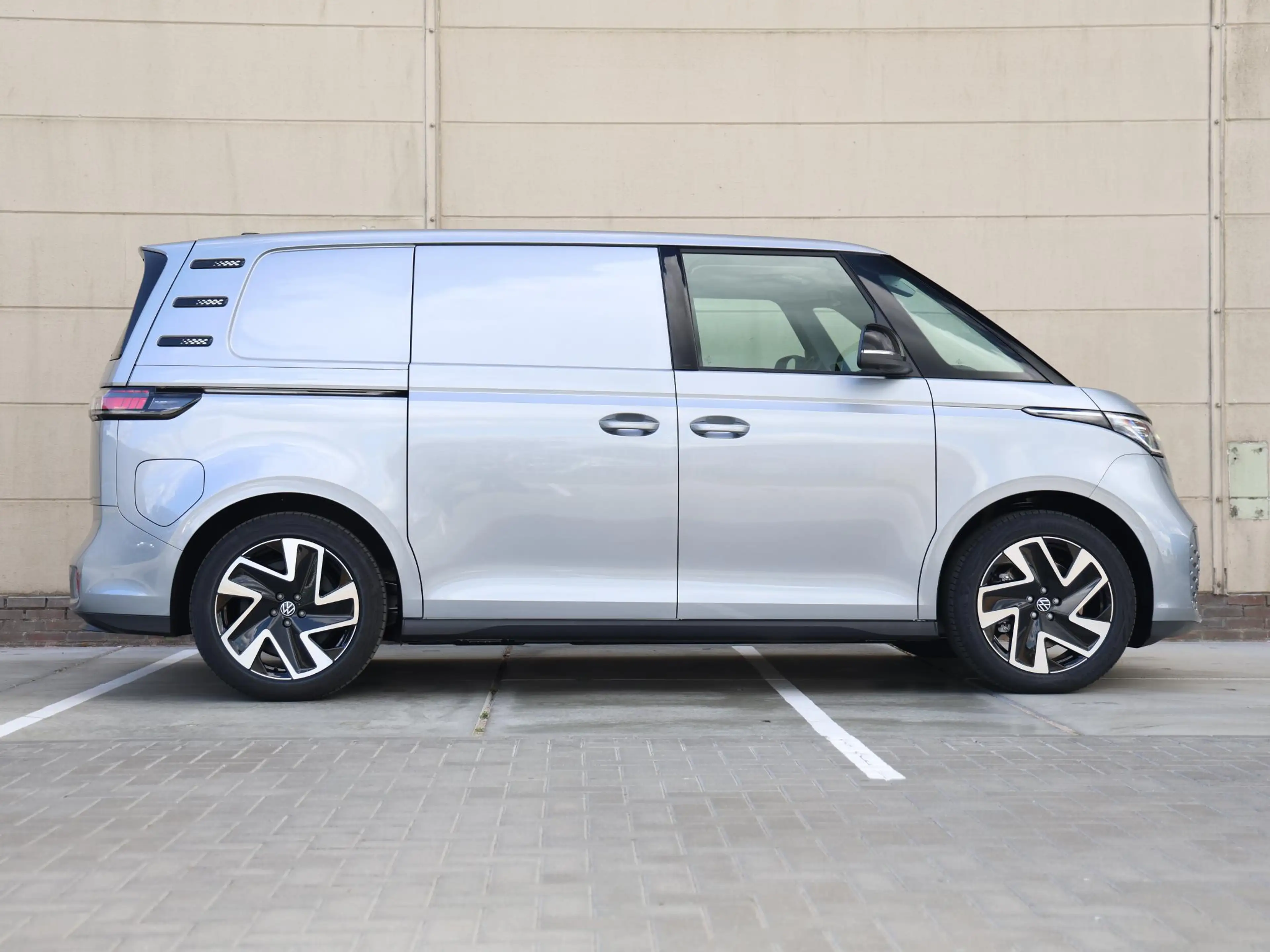 Volkswagen ID. Buzz Cargo Bulli Limited Edition Elektromotor 210 kW (286 pk) — photo 2