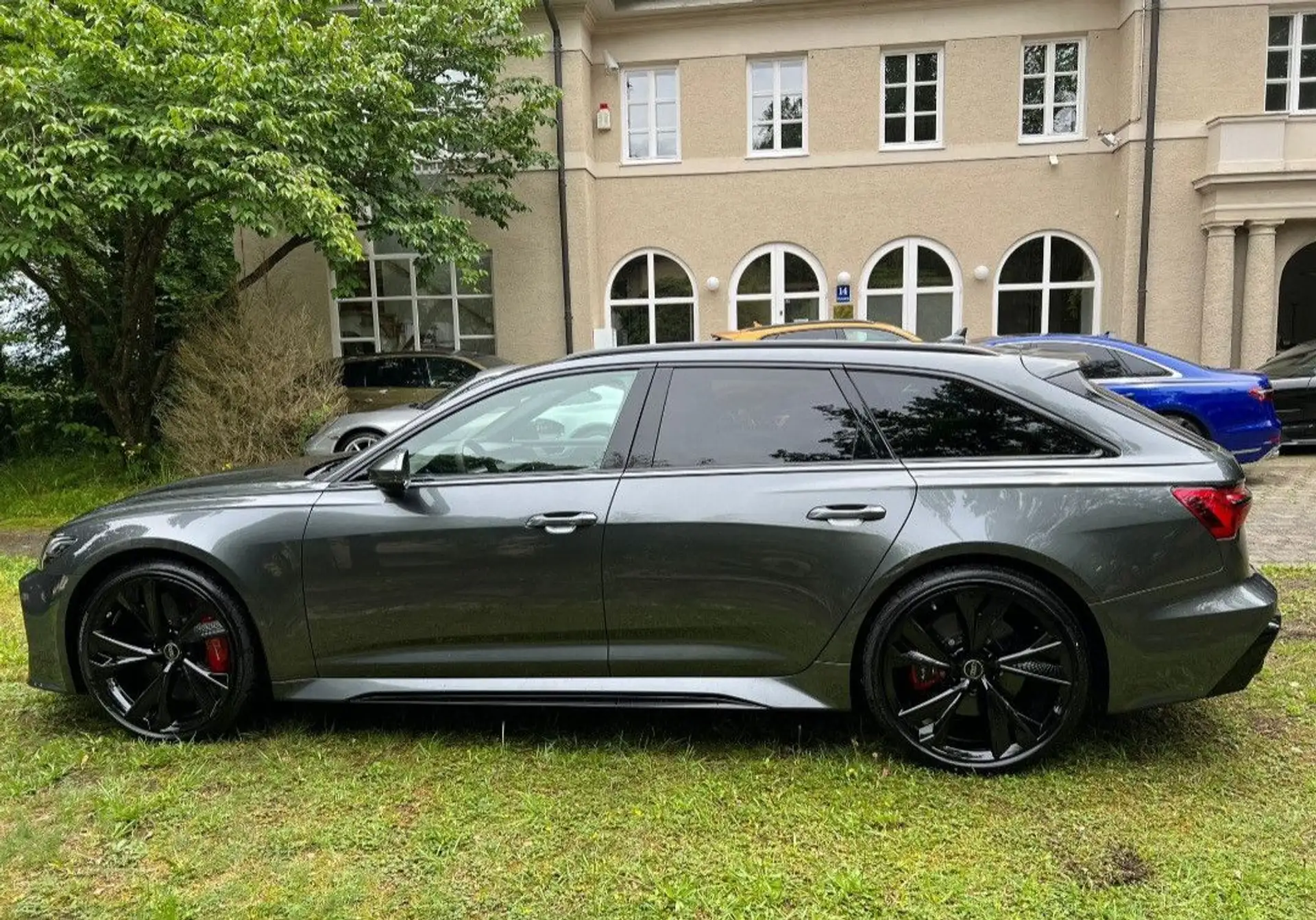 아우디 Audi RS6 4.0 TFSI 2024 건메탈 사진 2