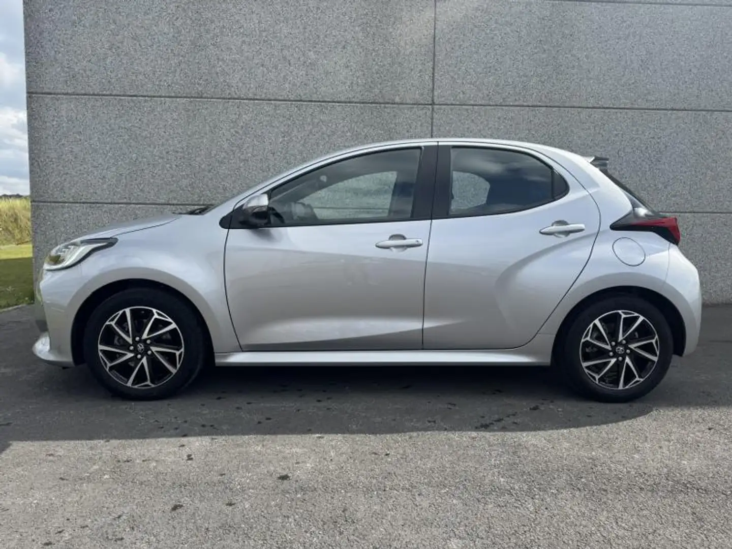 Toyota Yaris 1.5 Hybrid  Tokyo Spirit editi Zilver - 2