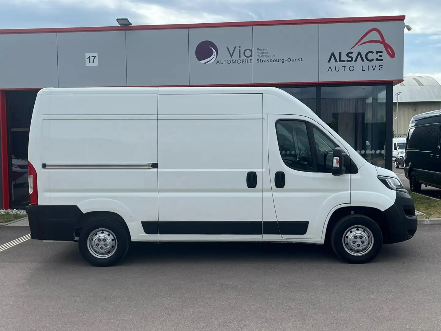 Peugeot Boxer 333 L2H2 2.2 BlueHDi 140 ASPHALT - 17 416 HT - GPS Blanc - 1