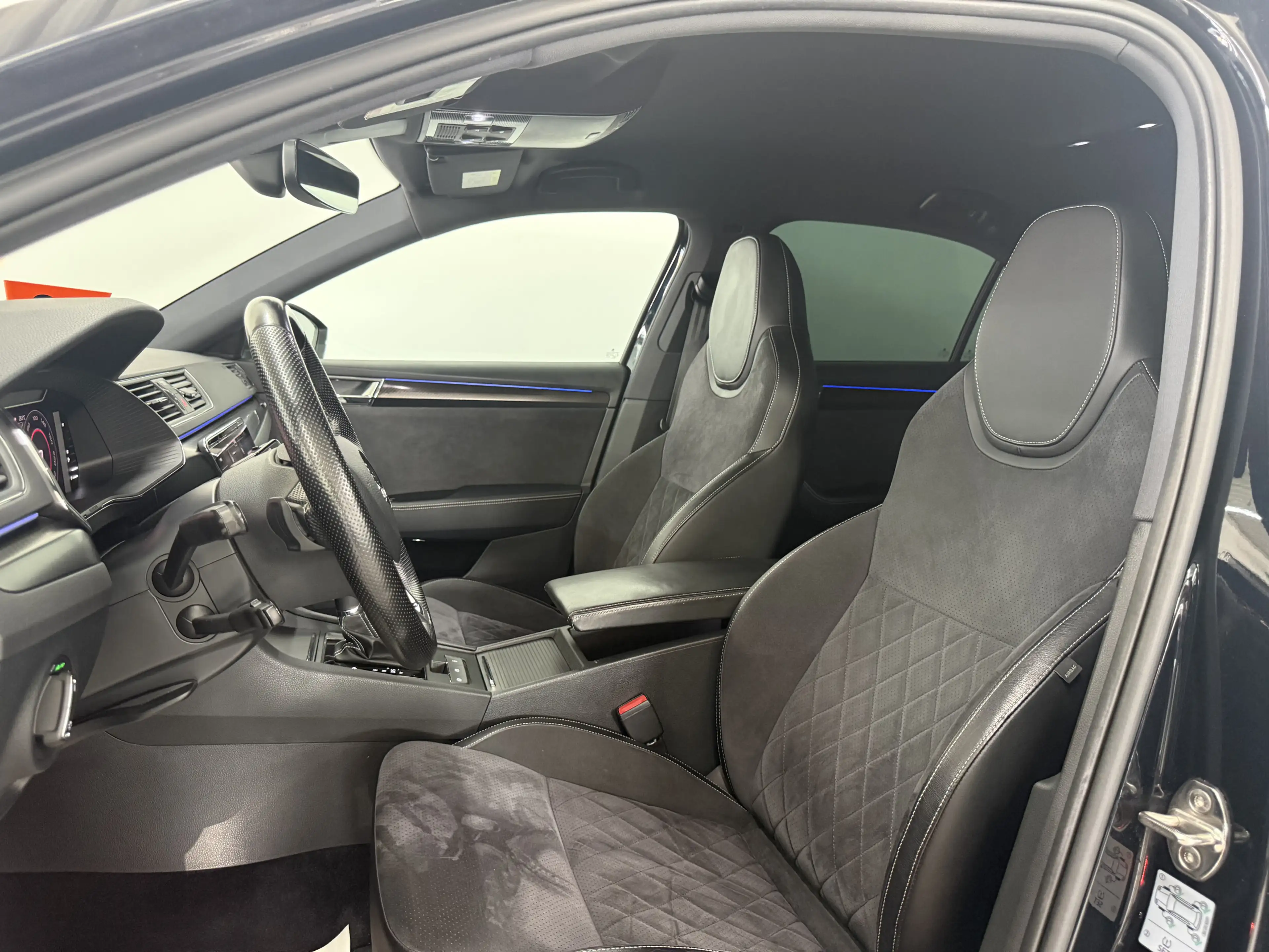 Skoda Superb Sportline 4x4 Virtual Canton ACC DCC STHZ — photo 7