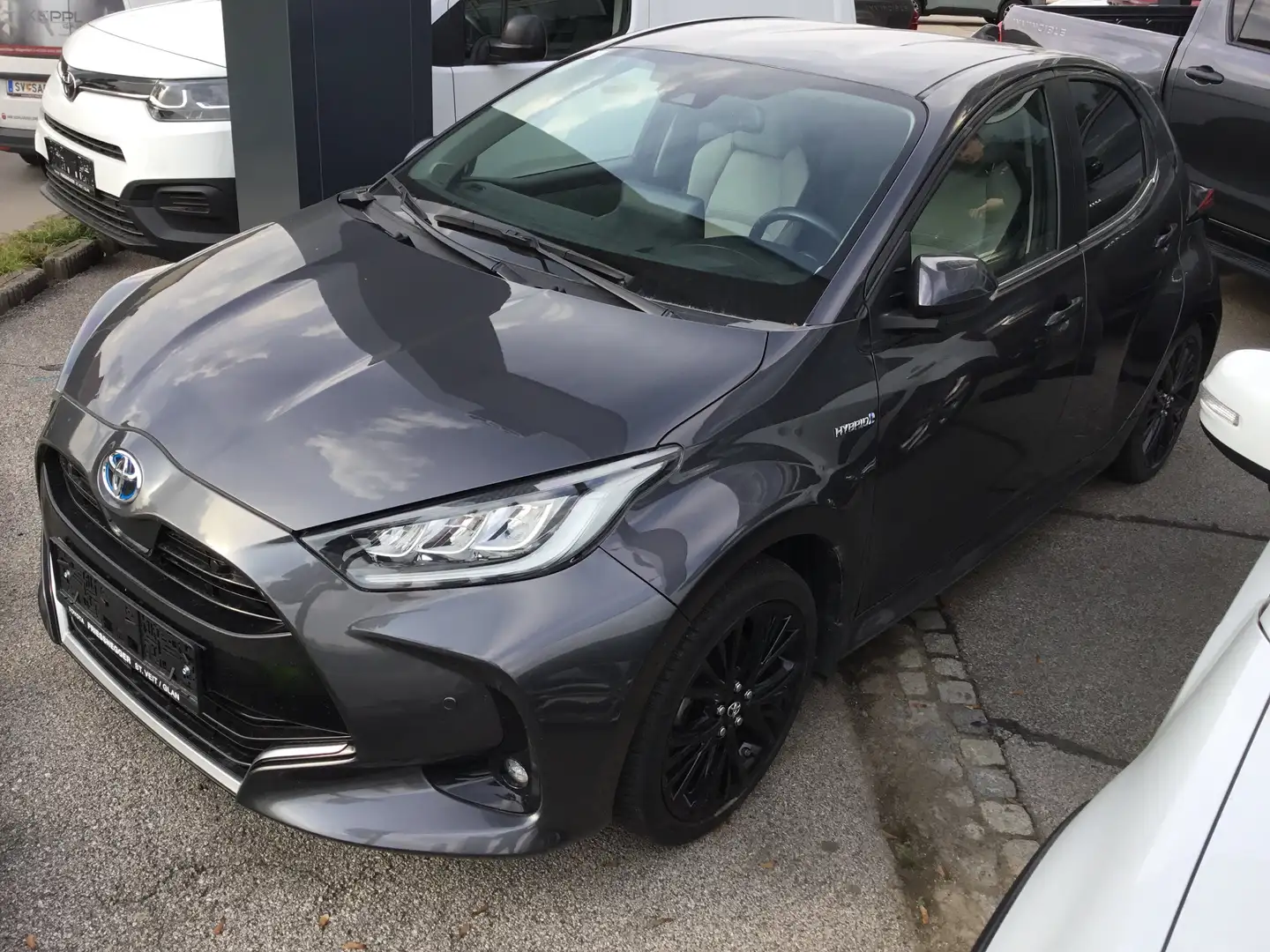Toyota Yaris 1,5 VVT-i Hybrid Lounge Grau - 1