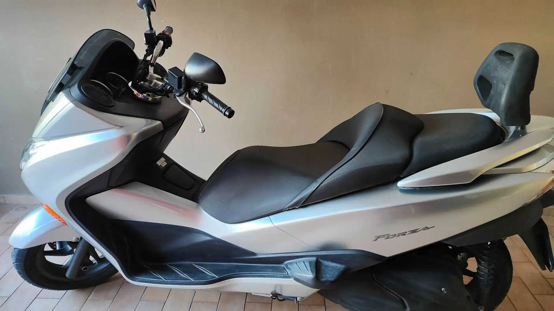 Honda Forza 250 Gri - 2