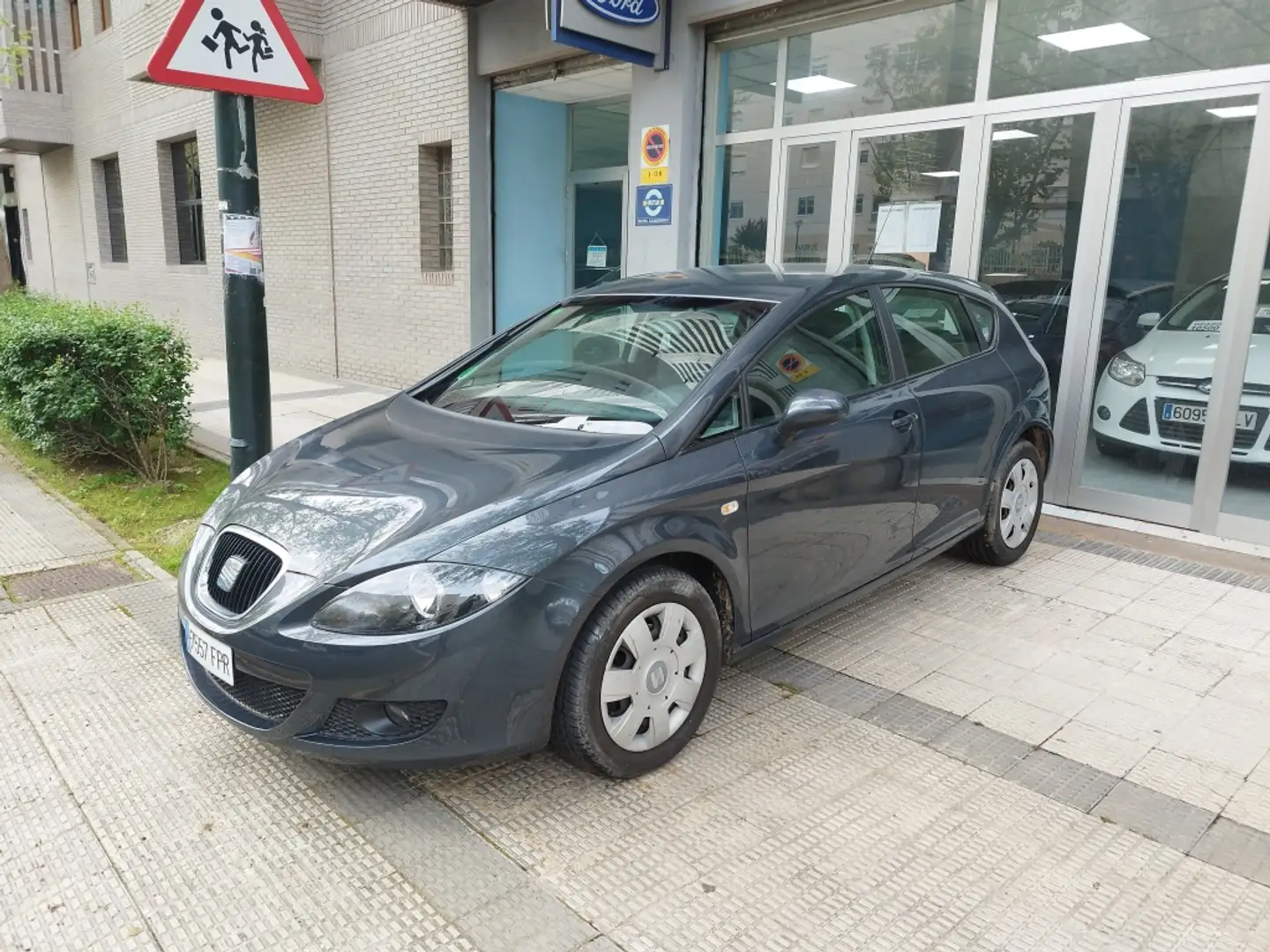 SEAT Leon 1.6 Reference Grau - 1
