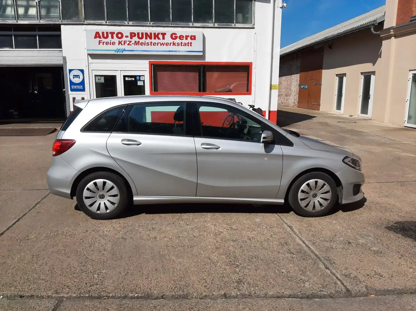 Mercedes-Benz B 180 NAVI*KLIMA*PDC*SHZ*TEMPOMAT Silber - 1