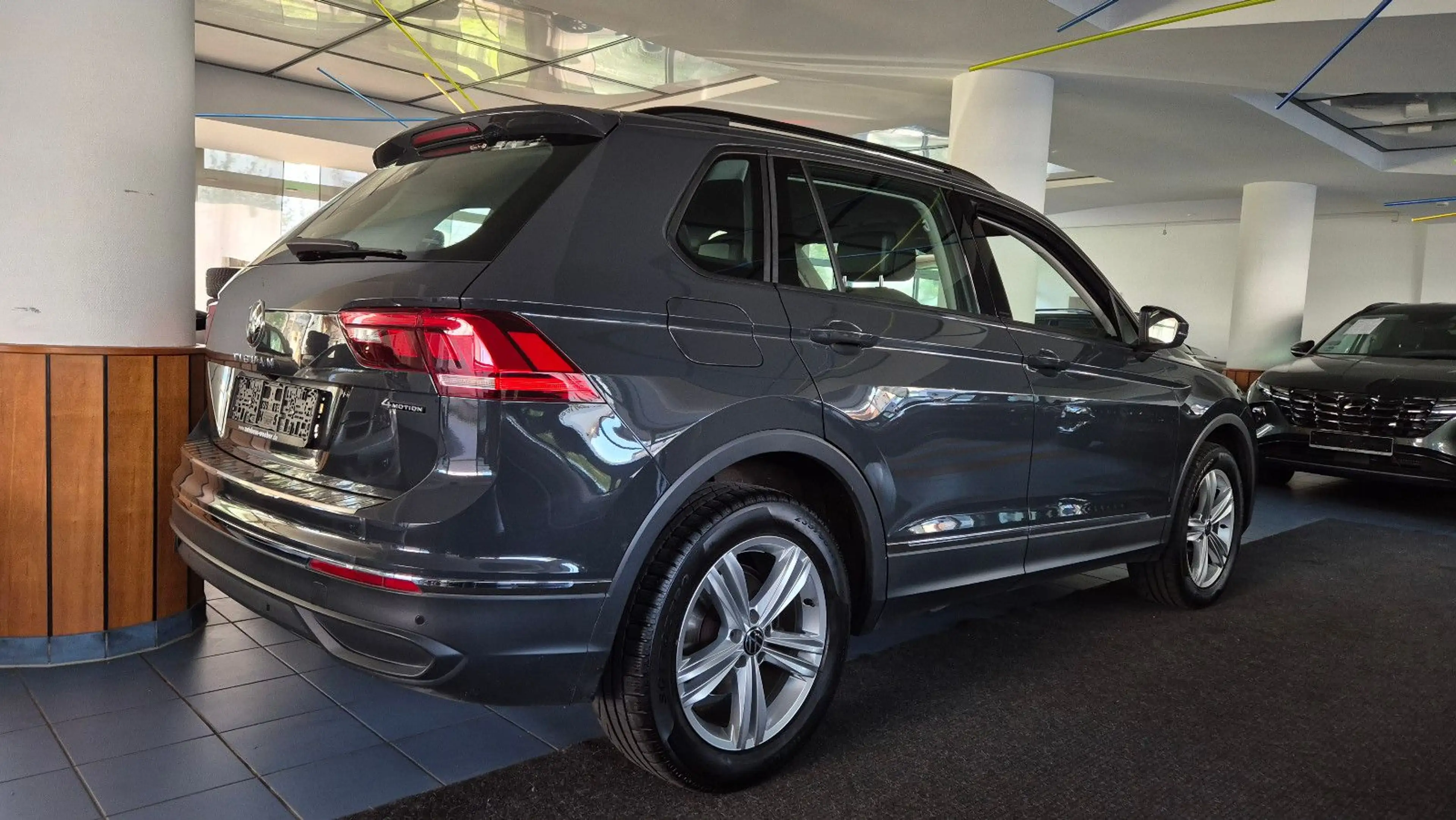 Volkswagen Tiguan Life4Motion/8xAlu/ACC/AHK/DAB/LED/RFK/Nav — photo 6