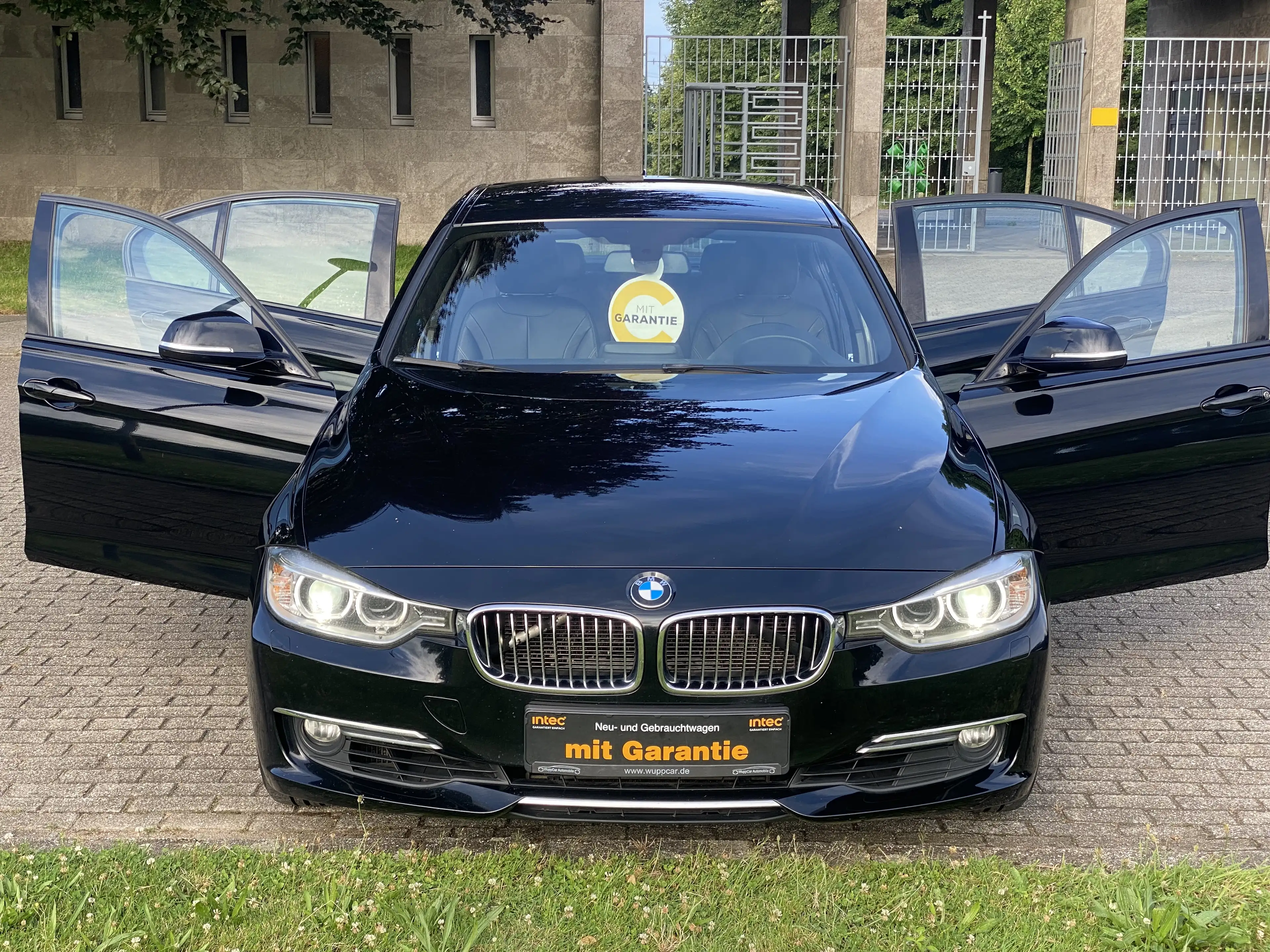 BMW 335 335i AUTOMATIK. LUXURY .BI-XENON. HEAD-UP. VOLLLEDER. NAVIGATION. PDC. GERMAN/ DEUTSCHES CAR