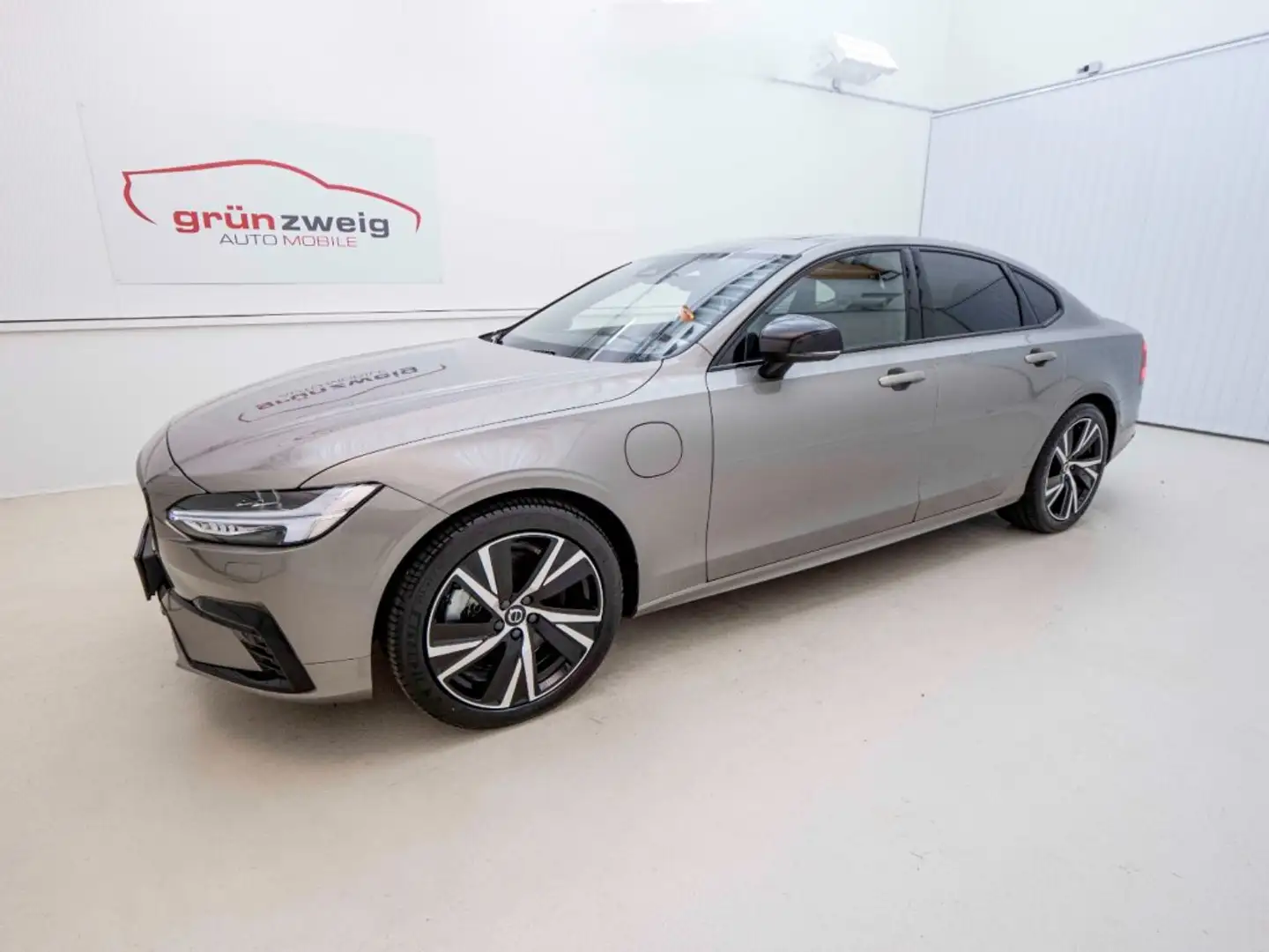 Volvo S90 Recharge R-Design, T8 AWD Plug-in Hybrid (BM) Сірий - 1