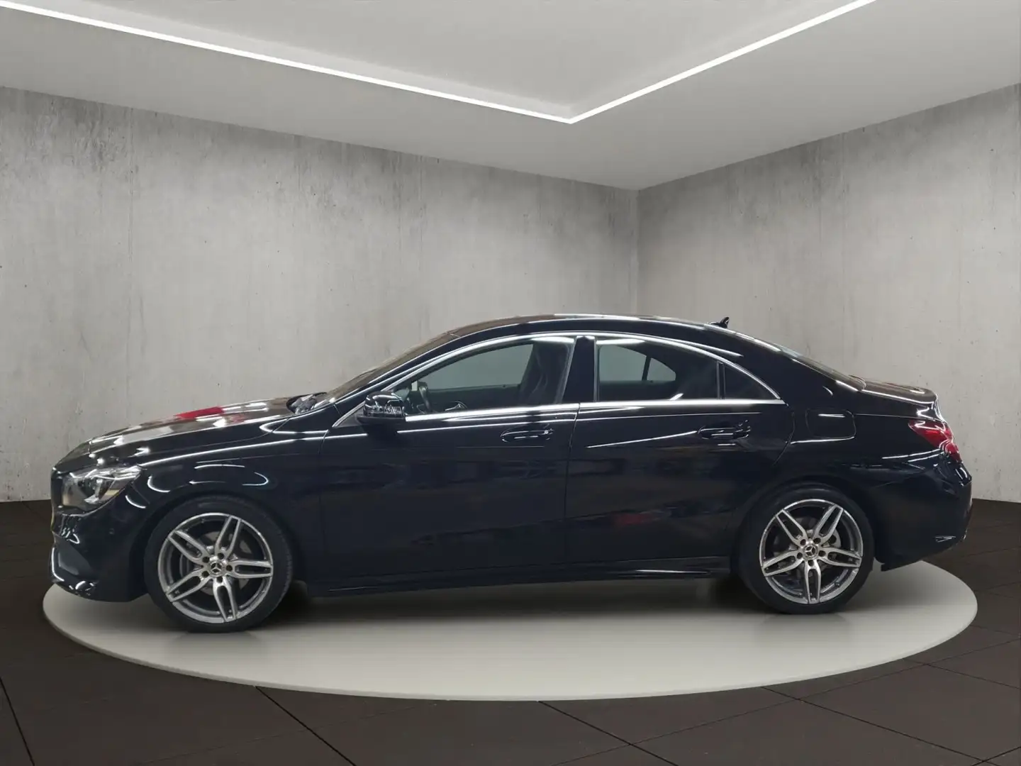 Mercedes-Benz CLA 180 Daimler Noir - 2