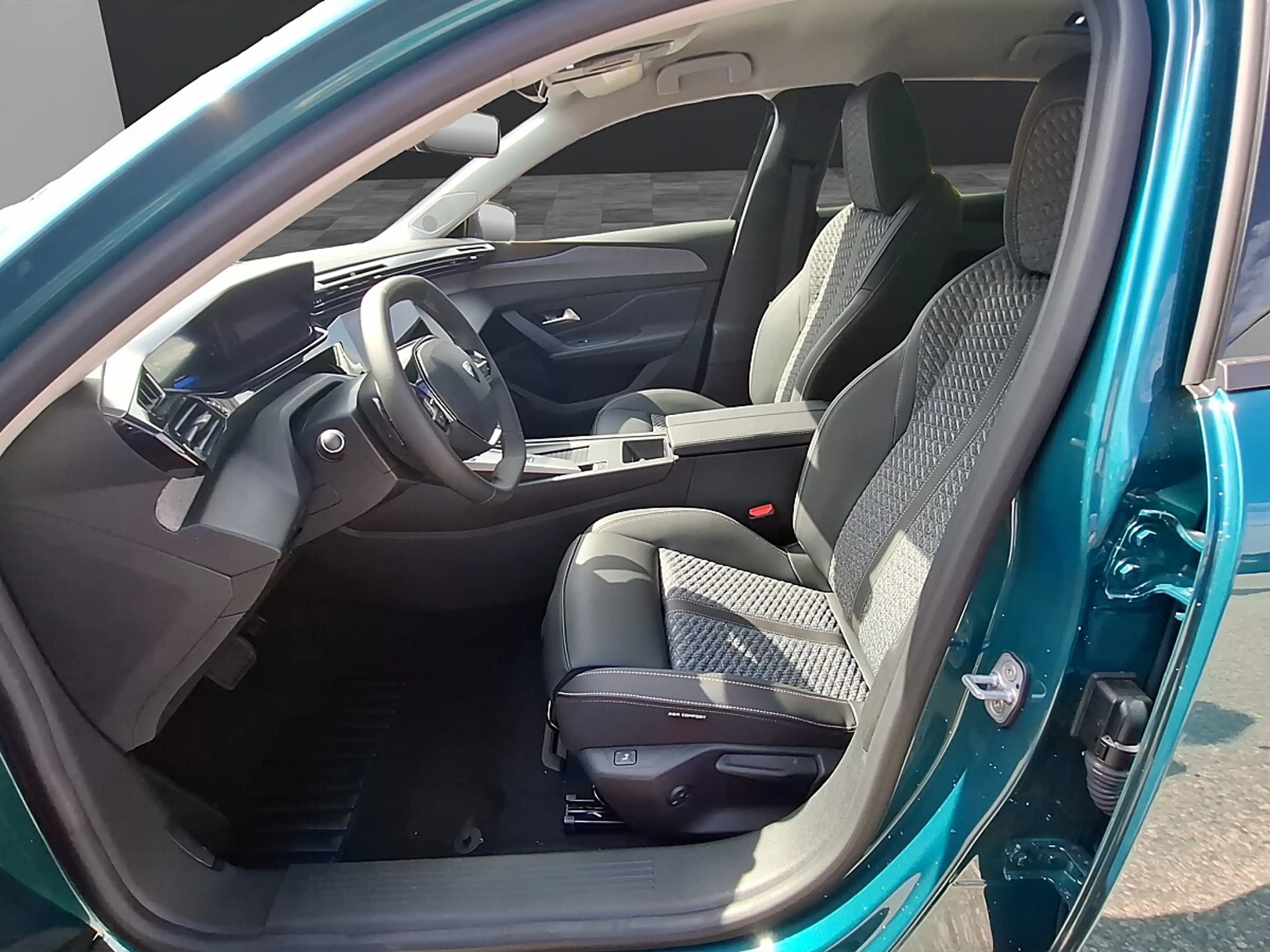 Peugeot 308 Hybrid 145 e-DSC6 Allure — photo 9
